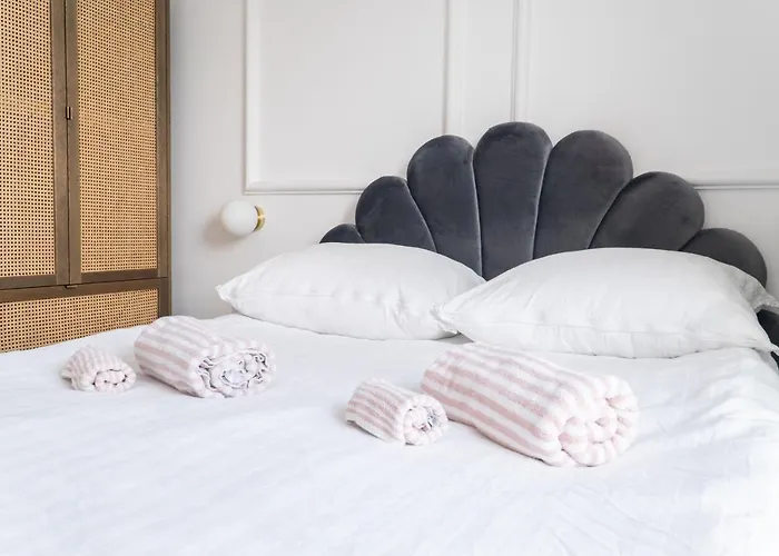 Old Town Gem Designer Apartment - Centre Location - Families - Remote Work