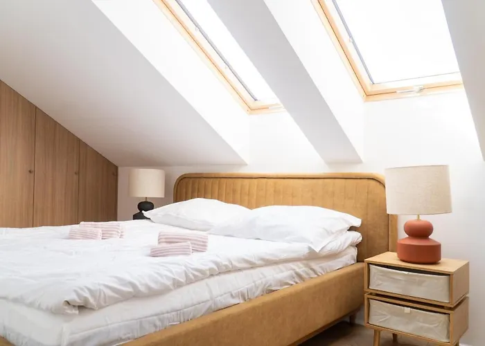 Old Town Gem Designer Apartment - Centre Location - Families - Remote Work